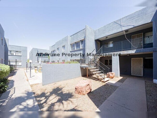 Building Photo - 1808 N 32nd St Unit Apartment 104