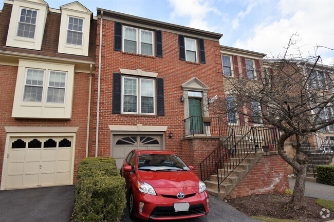 Building Photo - 3 Bedroom, 3.5 Bathroom Townhouse in North...