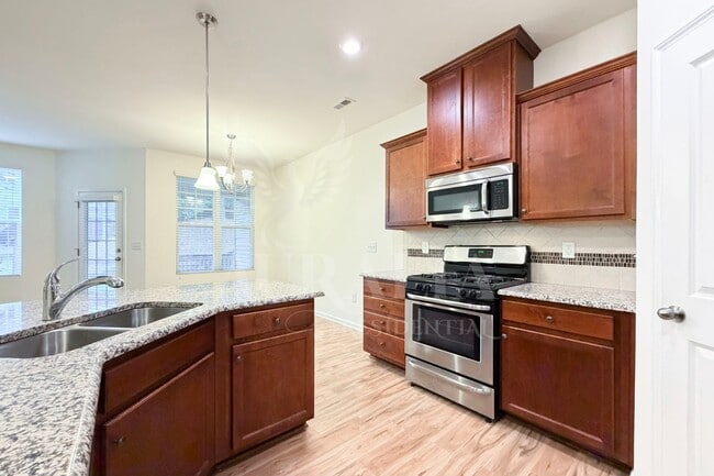 Photo - 907 Saratoga Dr