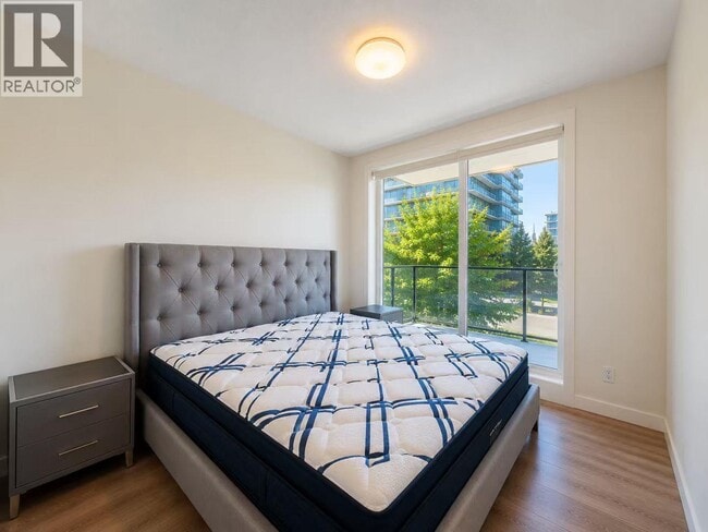 Photo - 6633-6633 Buswell St