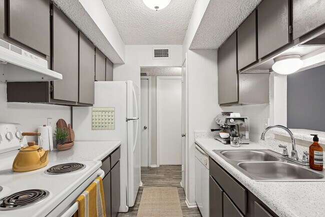 Building Photo - ReNew Hyde Park Rental