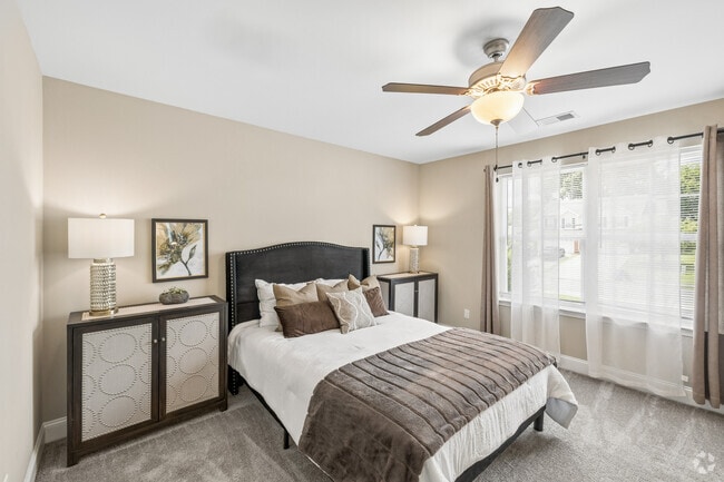 Apartamento Jackson de 2 habitaciones y 2 baños - 1334 pies cuadrados - Dormitorio principal - Millsprings Townhomes