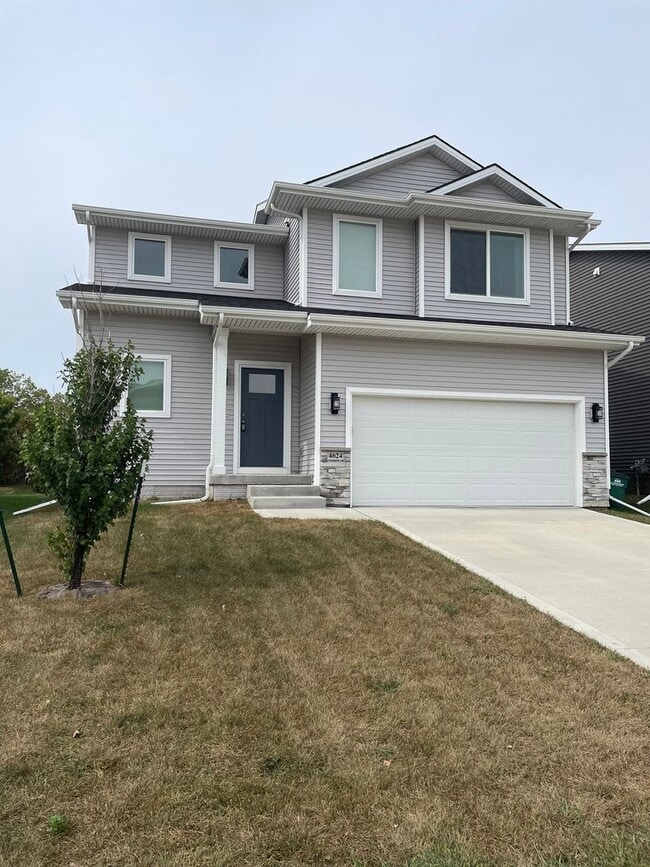 Building Photo - 3 bedroom 3 bathroom Single-Family Home in...