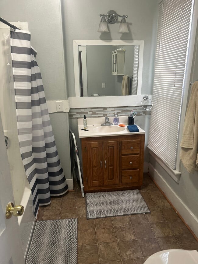 Baño completo en la planta baja - 518 N 4th St
