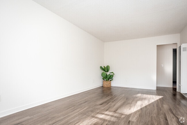 1BR, 1BA - 740 SF - Charleston Square Gardens