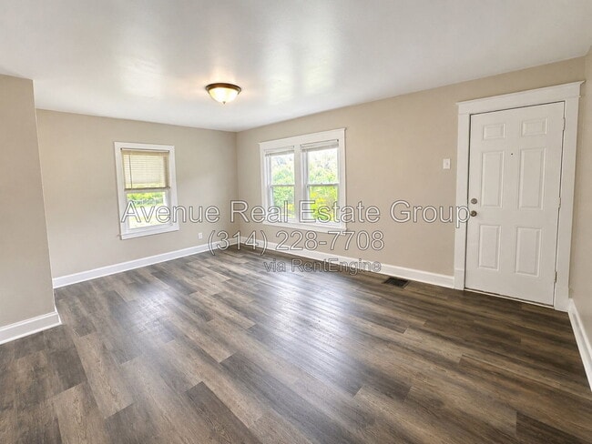 Photo - 8011 Ellerton Ave