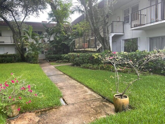 Photo - 2324 Van Buren St Unidad 102