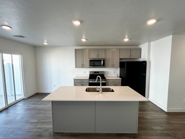 Building Photo - Comfortable and Spacious 4-Bedroom Townhome in Cedar City!