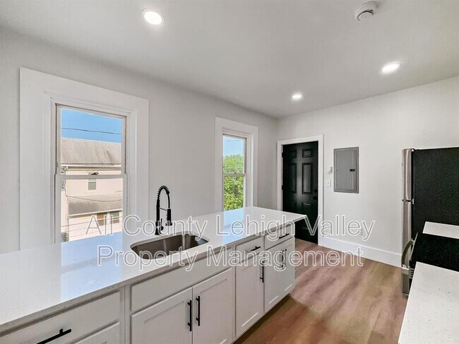 Photo - 122 E Goepp St Unit 2