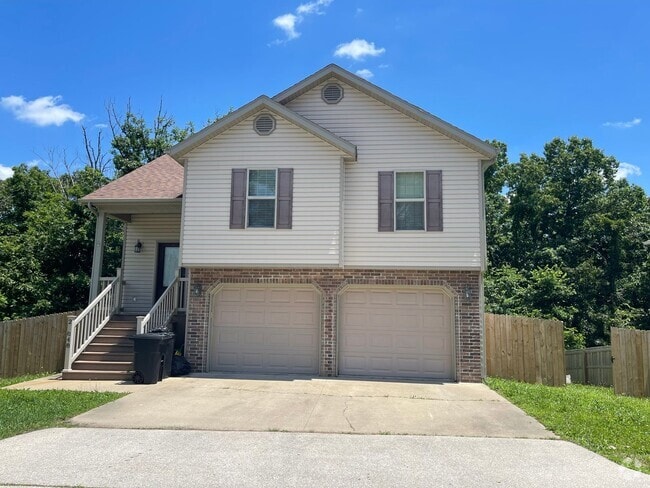 Building Photo - Well Maintained 4 Bedroom with a Privacy F... Rental