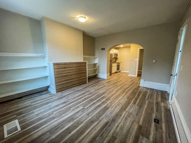 Building Photo - Beautifully Renovated 1 Bedroom Apartment with Private Entrance Unit Apt 1