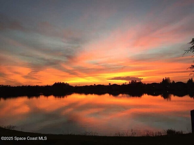 Photo - 935 Southlakes Way SW