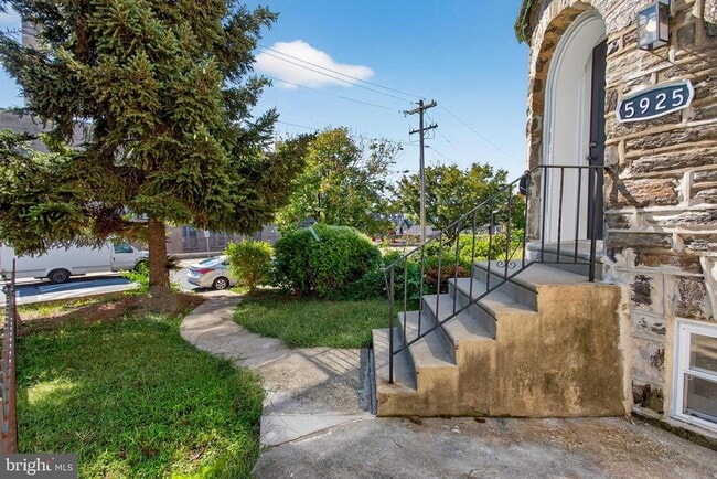 Building Photo - 5925 Woodcrest Ave