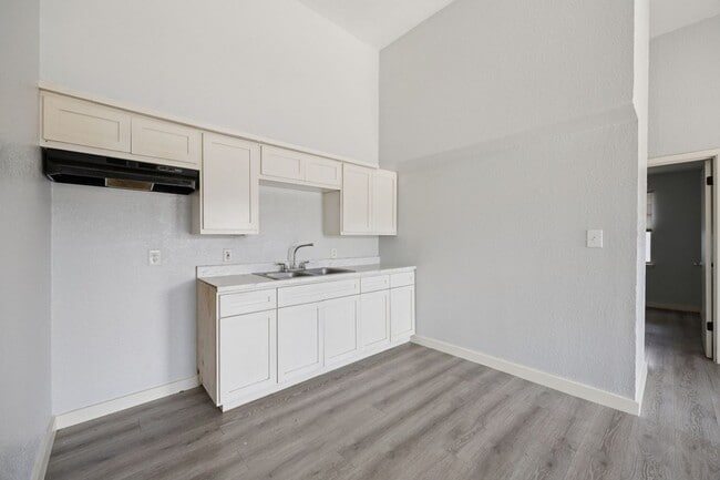 Photo - 1007 W St Charles St