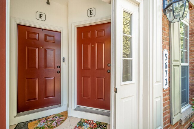 Photo - Bright and Modern Home with Prime Commuter... Unidad E