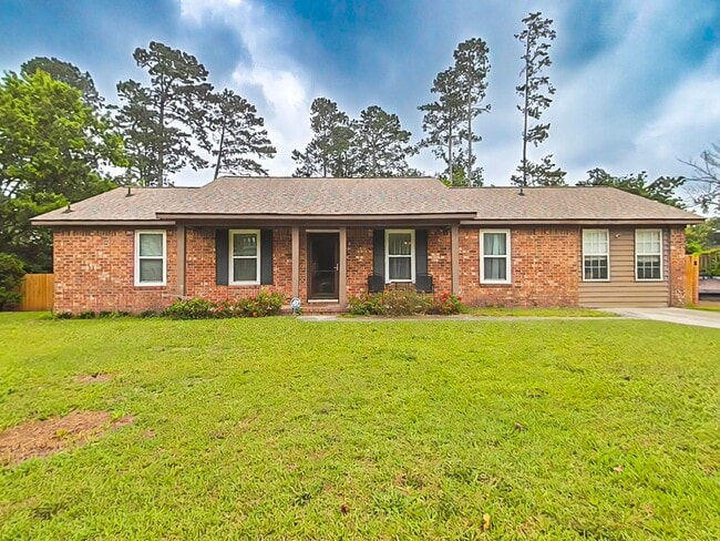 3 Bed 2 Bath with a POOL in Martinez! - 3 Bed 2 Bath with a POOL in Martinez! House