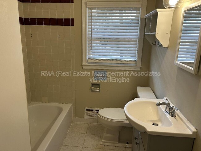 Building Photo - 411 Dora St