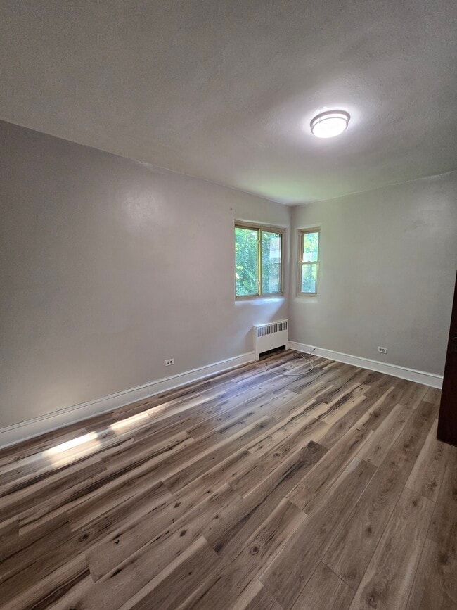 Bedroom - right side window - 111 Phillips Ct Unit 122