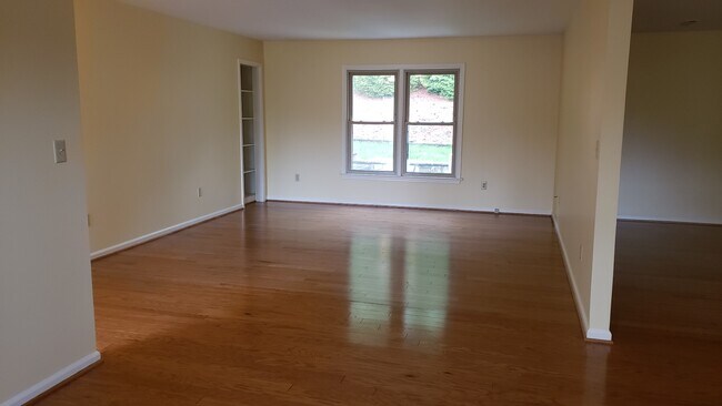 Photo - 1542 Surry Hill Ct