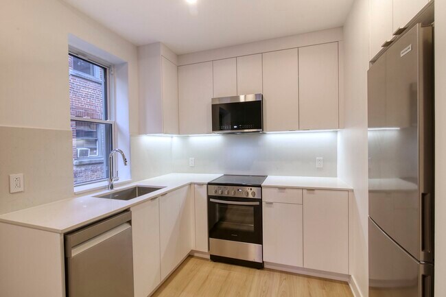 Building Photo - 3421 Rue Durocher Unit 304