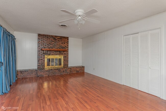 2424 Douglas Dr