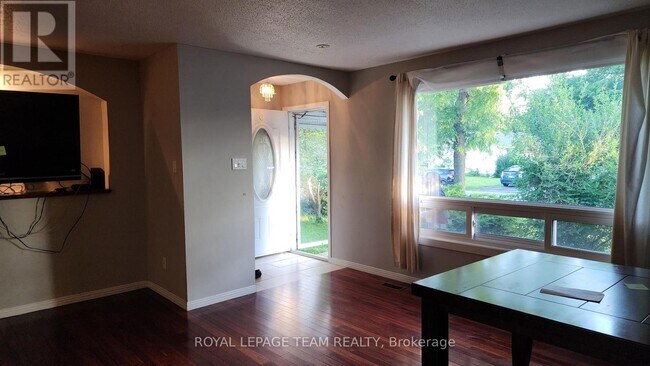 Photo - 1013 Cadboro Rd