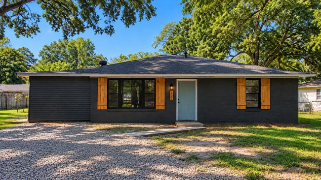 Building Photo - 207 Rosewood Dr