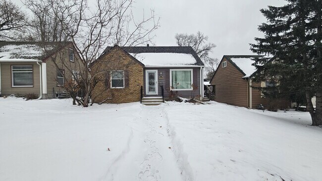 Building Photo - "Excellent 3-Bedroom Townhouse Retreat in St. Louis Park - 1359 Sq Ft of Comfort!"