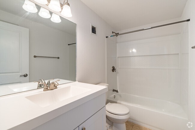 1BR, 1BA - 890SF