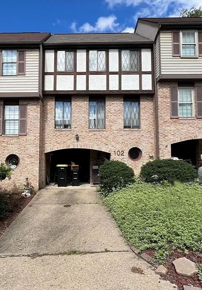 Building Photo - *Spacious & Conveniently Located 3BD/2.5BA Townhouse Available in Bethel Park*