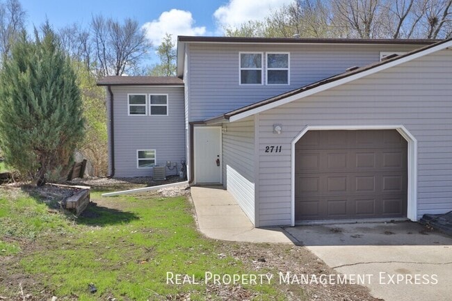 Building Photo - Spacious 3 Bedroom Duplex on the East Side... Rental