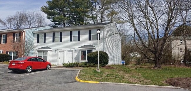 Building Photo - Blacksburg, 4 BR / 2.5 BA Townhouse, Available August