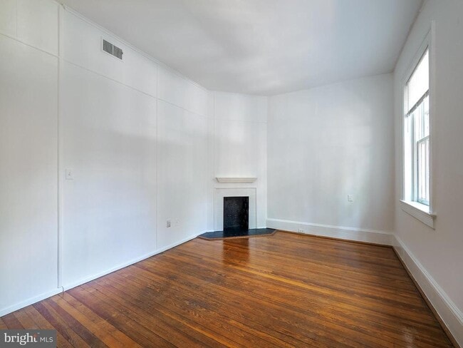 Building Photo - 2908 Q St NW Unit 107