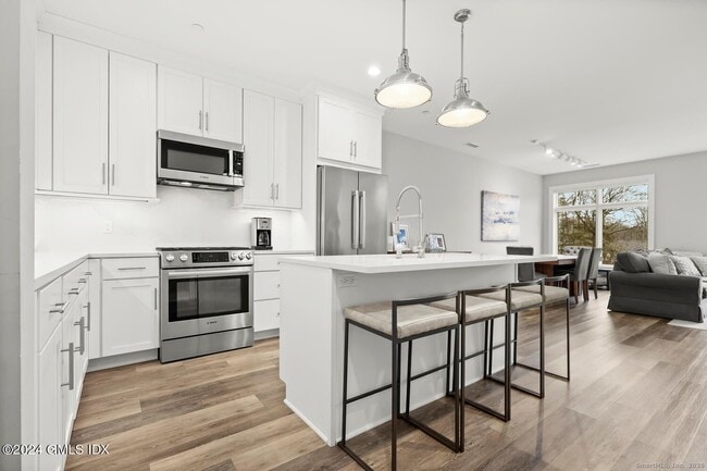 Building Photo - 1381 E Putnam Ave