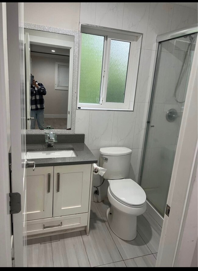 Photo - 5707 180 St
