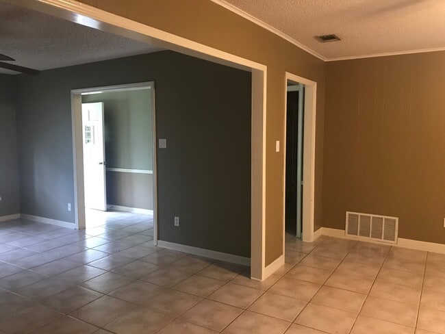 Photo - 3/2/2 Fenced yard , pet friendly