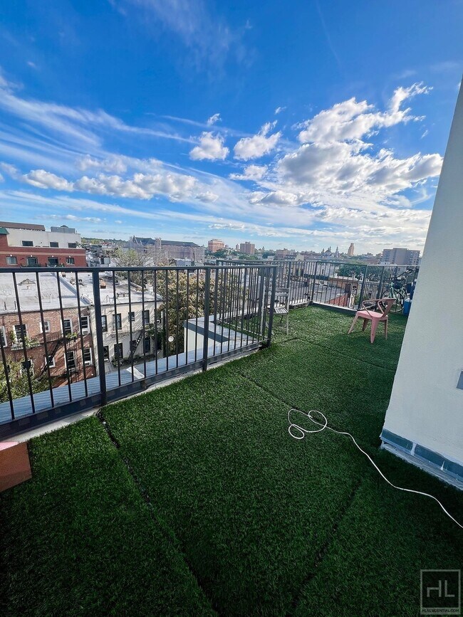 2BR Penthouse w/ Balcony & Private Rooftop Terrace on Bushwick E. Williamsburg Border