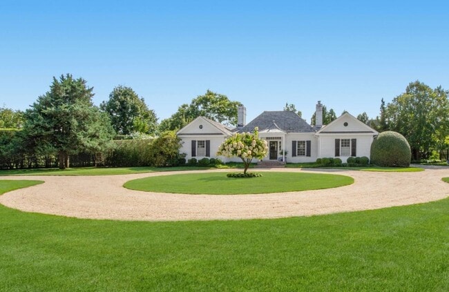 Building Photo - 171 Wyandanch Ln