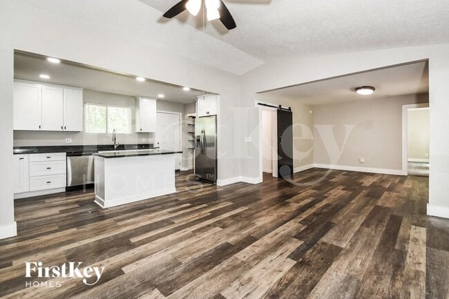 Photo - 595 School Rd