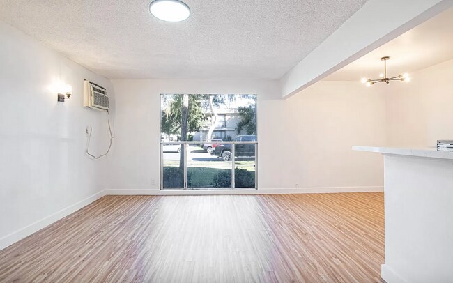 Photo - 527 W 15th St Unidad 6