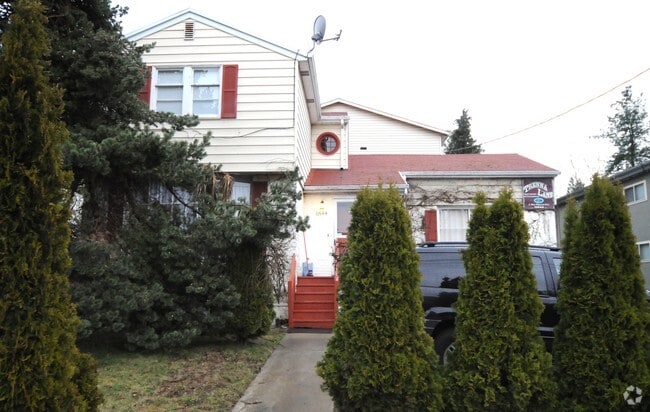 Photo - Greenwood Ave