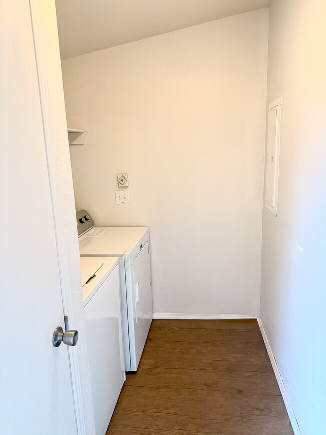 Laundry - 1163 Thomas Dr