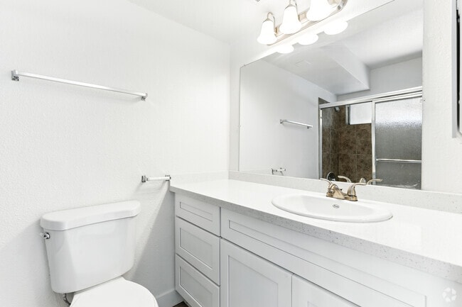 1BR, 1BA - 790SF - Bathroom