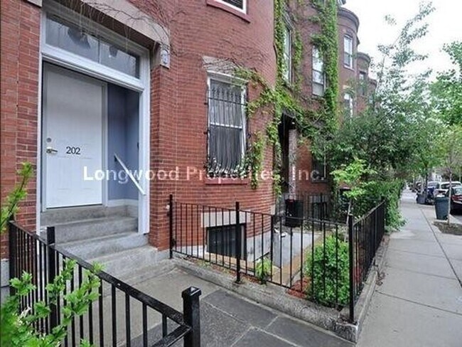 Building Photo - 200NH Unit 1