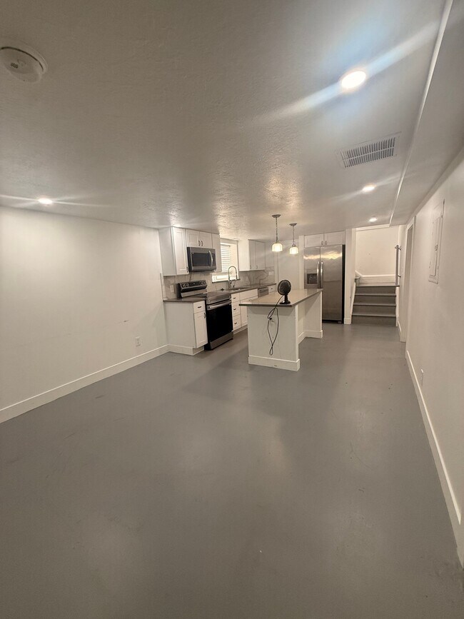 3157 S Elmer St Unidad B