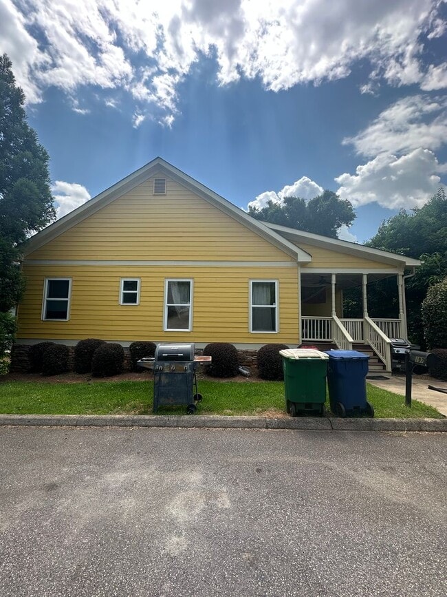 Photo - Large 4 Bedroom, 3 bathroom house near Downtown