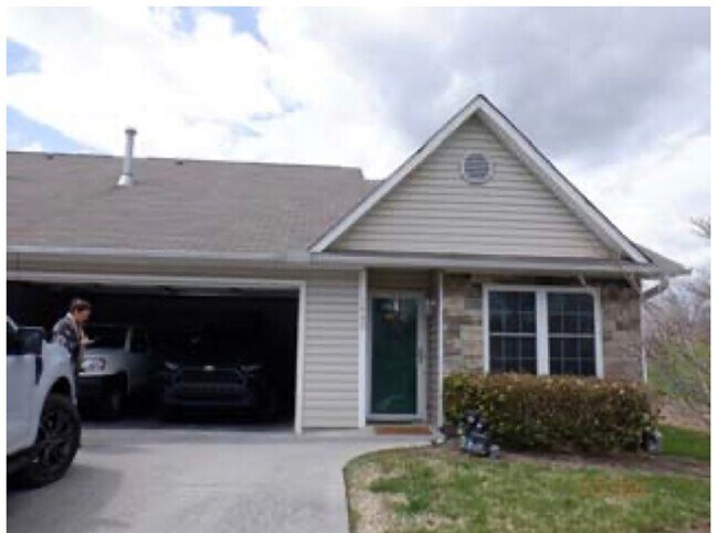 Photo - Knoxville 37914 - Short-term 6-month or 1 ...