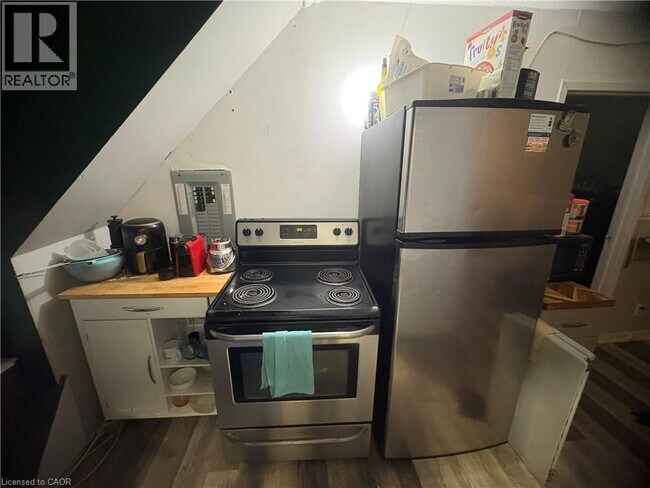 Photo - 285 Hess St S