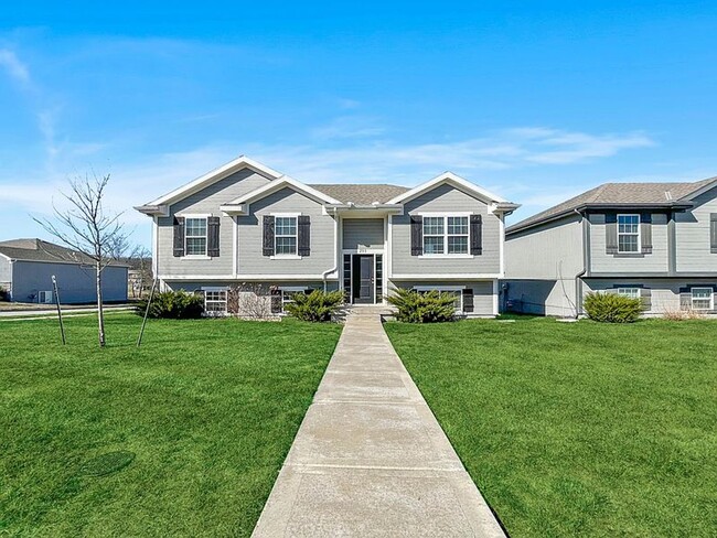 Building Photo - Beautiful Single Family Home | 3 BR/2.5BA | Oversized garage| Large Basement