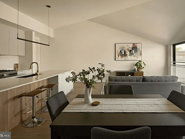 Photo - 2011 Cambridge St Unit J